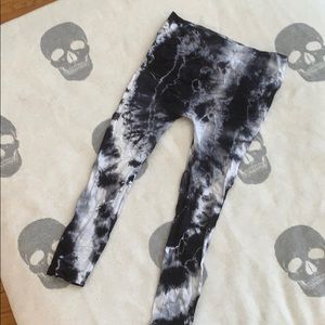 One size fits all. Leggings. Never worn.